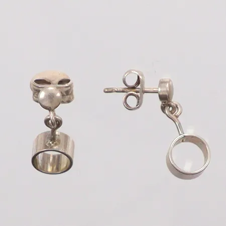 Ett par örhängen, längd 1,5cm, bredd 7mm, Silver.  Vikt: 1,8 g