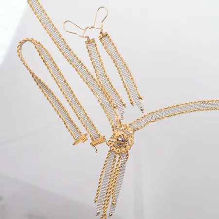 Set Collier längd 44cm, bredd 8mm, Armband 19cm, bredd 8mm, Ett par örhängen, längd 8,5cm, bredd 8mm, tvåfärgat, 18K. Vikt: 38,3 g