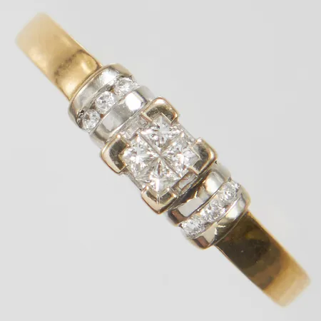 Ring med prinsesslipade diamanter 4xca0,05ct, briljantslipade diamanter 6 x ca 0,01ct, stl17, bredd 1,5-4,5mm, 18K Vikt: 2,9 g