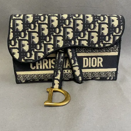 Väska Dior blue oblique saddle slim belt pouch, serie-nr: 50-MA-119, guldfärgade detaljer, kvitto Dior online 2020, trådsläpp vid detalj, bruksslitage, inga övriga tillbehör.