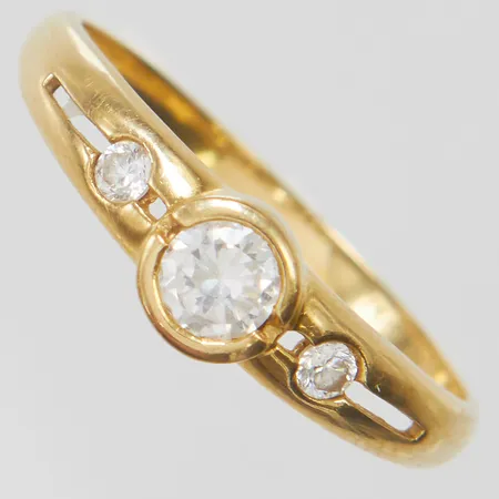 Ring med vita stenar stl18, bredd 2-5mm, 18K Vikt: 2 g