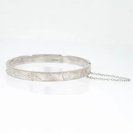 Stelt armband med graverat mönster, innermått 18,5cm, bredd 7mm, öppningsbar, säkerhetskedja, silver 925/1000 12,3g.