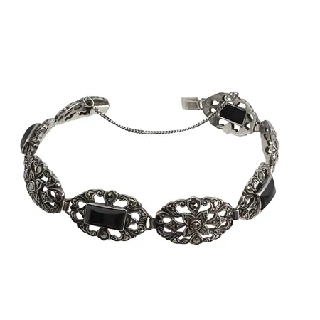 Vintage Armband silver 935/1000, svart Onyx & Markasiter, (en liten sten saknas), inre mått 18,0 cm, bredd 14 mm, säkerhetskedja, svensk kontroll/importstämpel Vikt: 17,6 g