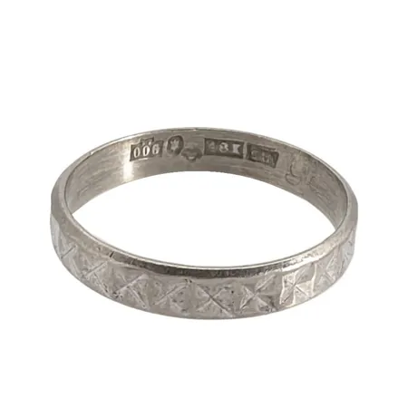 Ring i 18K vitguld, mönstrad modell, slitage, gravyr Vikt: 3,9 g