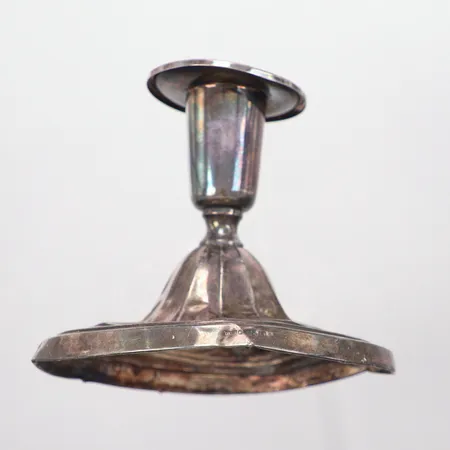 Ljusstake höjd 8,5cm cm, Ø10cm, bucklor, gravyr, silver 800/1000 Vikt: 39,3 g