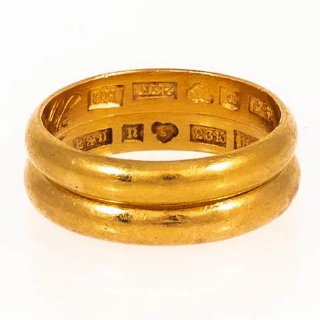 Två släta ringar med gravyr 23K 8,4g. 