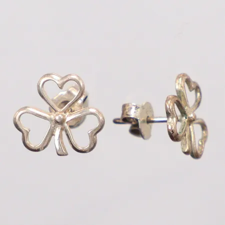 Ett par örhängen, längd 1cm, bredd 1cm, Silver. Vikt: 1,3 g