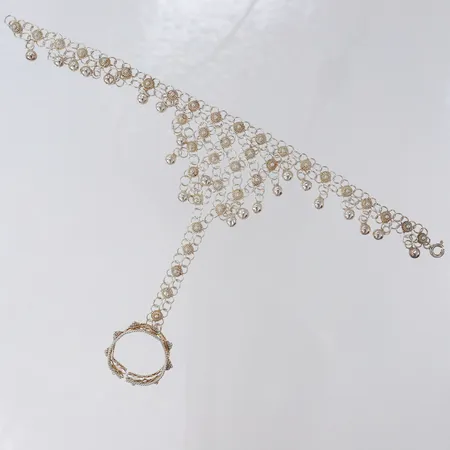 Handsmycke med ring i filigranarbete, längd 19,5cm, stl: justerbar, bredd 55mm, bucklig ring, Silver 925/1000.   Vikt: 23 g