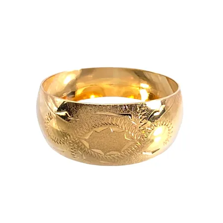 Ring i 18K guld, delvis matterad och mönstrad, N S E Guldvaru Aktiebolag, Köping, svensk kontrollstämpel, stl:19,0 mm, bredd 5-9 mm, fint skick Vikt: 2,6 g