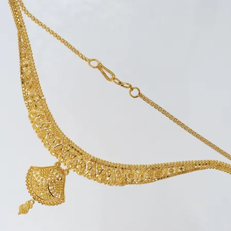 Collier med filigranarbete, längd ca 40-41,5cm, bredd 2-48mm, halvstelt, bucklor/skadad, 21K.  Vikt: 24,7 g