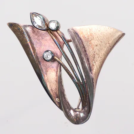 Brosch med vita stenar, längd 4cm, bredd 3cm, Silver.  Vikt: 8,6 g