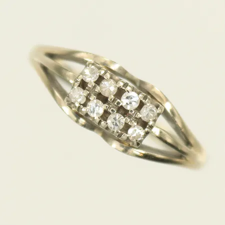Ring med 8 diamanter ca 0,02ct/st, stl 18½, bredd 2-6mm, 18K, 3,7g Vikt: 3,7 g