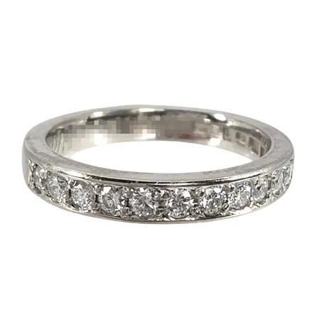 Diamantring i 18K vitguld, Diamanter 11 x 0,03ct, Guldsmed Björn Nilsson AB (GBON), Kristianstad, stl:16¼ mm, bredd 3 mm, invändig gravyr, några små märken på skenan Vikt: 4,5 g