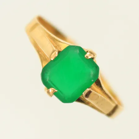 Ring med grön sten, stl 20 bredd 3-9mm, skev skena och sliten sten, 21K 3g totalt