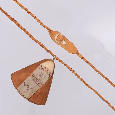 Collier läderband samiskt motiv längd 65,5cm bredd 2,5mm, hänge längd 58mm bredd 50mm, trä och renhorn, nagg i träet 