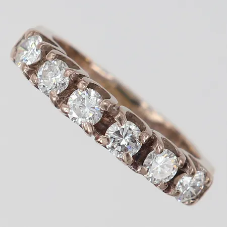 Ring med 6 x 0,15ct totalt 0,90ctv enligt gravyr, Kvalité ca TW-W(G-H)/VS-SI, stl:18, bredd 2,5-4mm, behov av omrodiering, vitguld 18K.  Vikt: 5,2 g