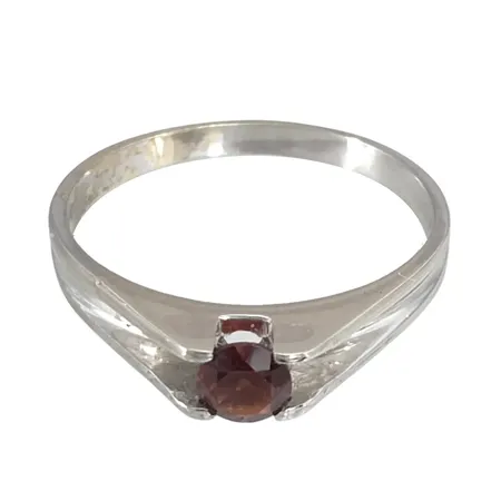 Ring 18K vitguld, röd sten, stl:18,0 mm, bredd 2-3,5 mm, svaga stämplar på skenans utsida Vikt: 2,4 g