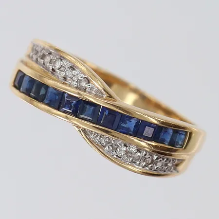 Ring med carrèslipade safir samt 8/8-slipade diamanter 12 x 0,01ct, stl:19½, bredd 2,8-6,5mm, 14K.  Vikt: 4,1 g