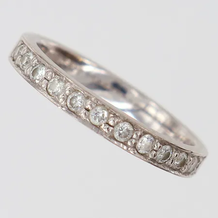 Ring med diamanter 0,35ctv enligt gravyr, stl:18¼, bredd 3mm, vitguld 18K.  Vikt: 4,5 g