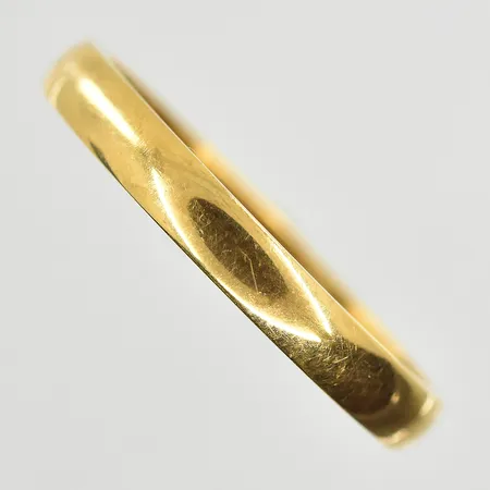 Ring stl:18, bredd 3 mm, gravyr, 18K. Vikt: 2,8 g