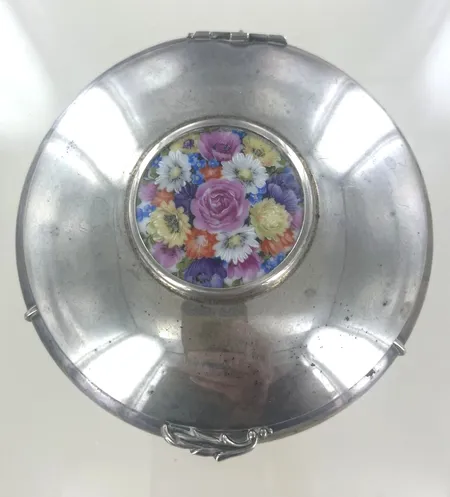 silverskrin diam10 cm höjd3 cm, tyget behöver fästas på vissa ställen, silver 925/1000 bv 204,8g Vikt: 204,8 g