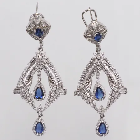 Ett par örhänge med vita och blåa stenar längd 60mm bredd 2,5-26mm, clips och stift, rörliga delar silver 925/1000 Vikt: 14,9 g