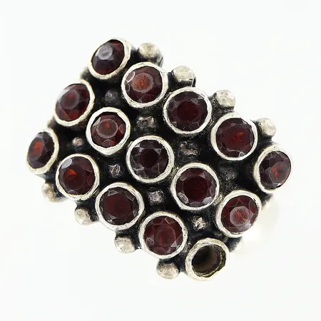 Ring röda stenar stl:17, 1 sten saknas, silver 925/1000. Vikt: 8,3 g