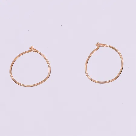 Örhängen paret,diameter ca 10.6 mm,18k. Vikt: 0,3 g