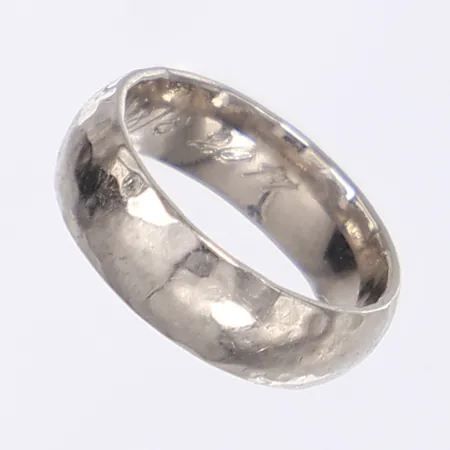 Ring hamrad yta stl: 14¼ bredd 5mm vitguld gravyr 18K  Vikt: 5 g