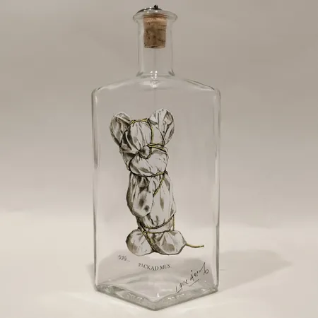 Karaff med propp Lasse Åberg, Packad mus, höjd ca 23cm.  Skickas med paket.