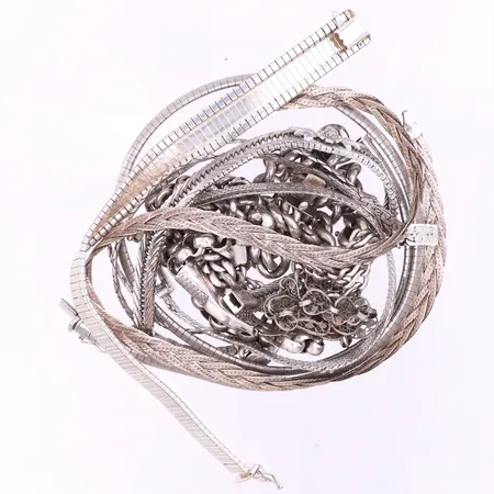 Diverse silversmycken med slitage och defekter,830 och 925/1000. Vikt: 183 g