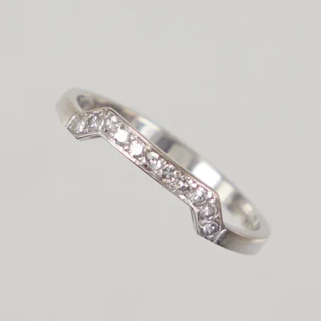 Ring med åttkantsslipade diamanter 11x ca 0,01ct, stl:17¼ bredd 2mm, Stigbert år 1981, vitguld 18K Vikt: 1,4 g