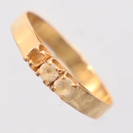 Ring med vit sten stl: 16¾, en sten saknas, 18K. Vikt: 1,1 g