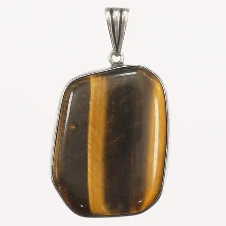 Hänge med tigeröga längd 54mm, inklusive ögla, bredd 30mm, handarbete Gussi år 1962, repig sten, 925/1000 silver Vikt: 15,6 g