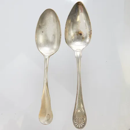 Två matskedar längd 20-22cm, åldersslitage, gravyrer, silver 830/1000 Vikt: 109,6 g