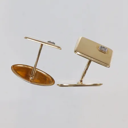 Ett par manschettknappar med diamanter totalt ca 2x 0,02ct, 20x15mm, 18K Vikt: 11,6 g