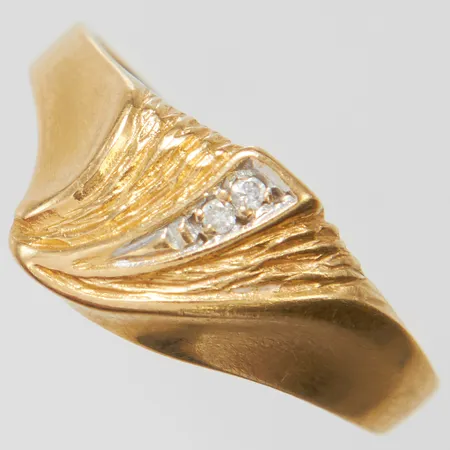 Ring med diamanter 2 x ca 0,01ct stl18½, bredd 3-10mm, svenska stämplar, 18K Vikt: 3,5 g