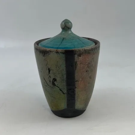 Lockurna keramik,signerad,höjd ca 15 cm. Skickas med paket.