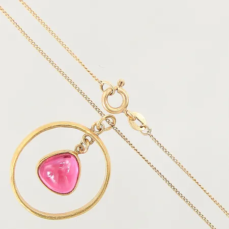 Kedja Pansar med integrerat hänge i form av ring med röd sten, längd 37cm, bredd 0,6-21mm, ring i 23K, resterande 18K Vikt: 6,2 g