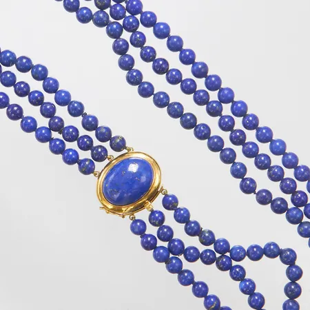 Stencollier med lapis lazuli Øca.6mm, treradigt, längd kortaste raden: 40cm, lås i 18K guld med cabochonslipad lapis lazuli, bruttovikt 74,7g Vikt: 74,7 g