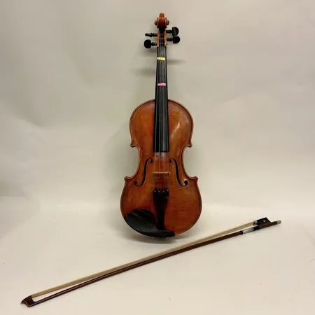 Violin Malaguti Erminio Milano Fece nell'anno 1944, längd ca 59cm, oljelack i rödbrun ton, krackelering i lack, stråke, värderingsintyg från 2009, fodral Skickas med postpaket.