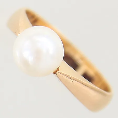 Ring med odlad pärla stl:16, bredd 3,9mm, 18K Vikt: 3,5 g