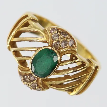 Ring med grön och vita stenar stl:16½ bredd 4-14mm 18K.  Vikt: 6,4 g