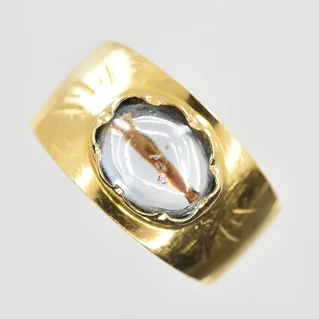 Ring med blå sten stl 14¾, bredd 4-9 mm, 18K. Vikt: 2,2 g