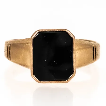 Klackring i 18K guld med en svart sten (smårepor). Den är 3,6 - 12,8 mm bred, stl:20½ (skev skena) och väger 10,4g. Förbottnad stenfattning..