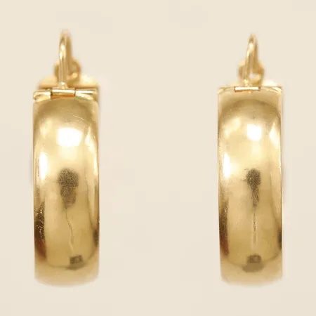 Ett par örhängen gjorda av ringar, Ø23mm bredd 7mm gravyr, 18K Vikt: 12,5 g