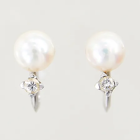 Örhängen med odlade pärlor samt diamanter 2x 0,03ct, 17X3,5mm, skruvlås, vitguld, 18K Vikt: 2,5 g