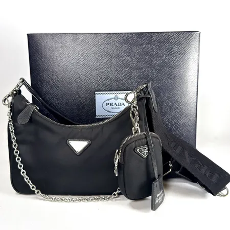 Prada Re-Edition 2005 Re-Nylon and Saffiano mini bag (Bandoliera Tessuto+Saffiano), 22x18x6cm, svart nylon, beslag i vitmetall, box, ingen dustbag, kvitto och cert från Prada Amsterdam 2020, fläckar, viss doft