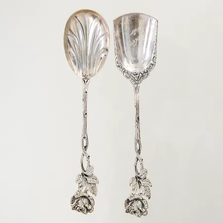 Skedar, en sockersked, en strösked, olika modeller, gravyrer, silver 830/1000 Vikt: 26,6 g