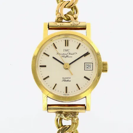 Damur IWC Flatline Quartz 18K i länk och boett, datum, Ø 22mm, bismarckslänk, total längd inklusive boett ca 16,5cm, personlig gravyr, repigt glas, bruttovikt: 29,7